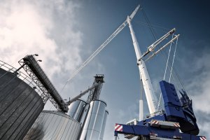 Tadano ATF 400 in Arbeitsposition mit Industrie im Hintergrund