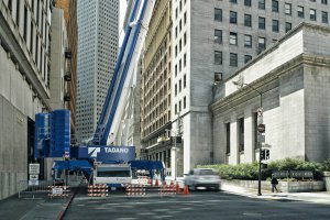 Tadano ATF600 mit Triple Boom auf einer Straße zwischen Wolkenkratzern