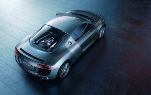 Audi A8 auf dunklen Steinfliesen im Seitenlicht