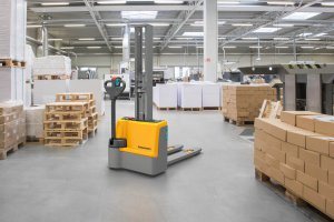 Jungheinrich Hubwagen EJC steht in grosser Druckerei