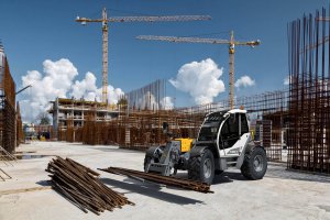 Liebherr Teleskoplader beladen mit Bewehrungsstahl auf Baustelle mit Kränen