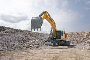 Frontale Ansicht eines Liebherr R945me im Steinbruch mit Geröll