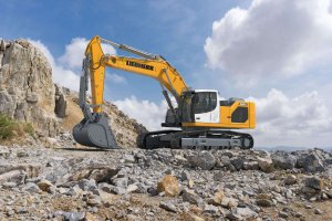 Seitliche Ansicht eines Liebherr R945me im Steinbruch auf Geröll
