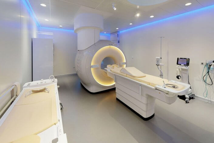Behandlungsraum einer Klinik mit Philips MRT und zusätzlichen medizinischen Geräten